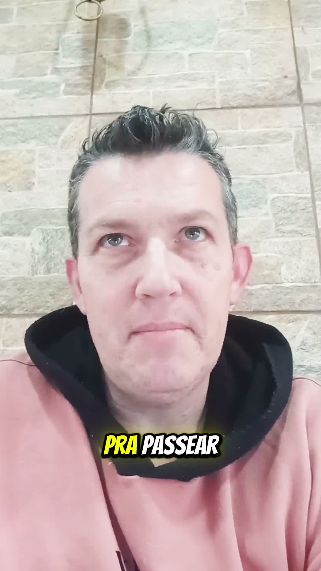 Engenheiro no relato em vídeo